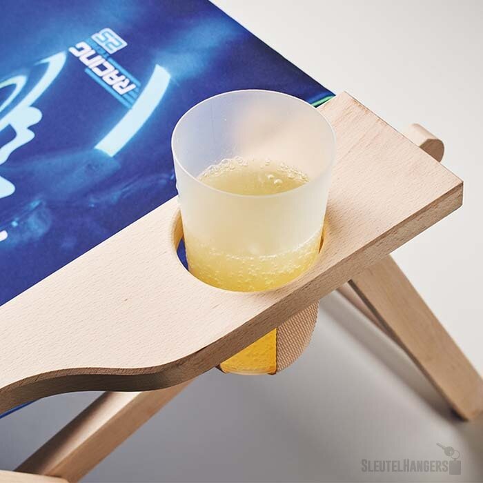 Houten ligstoel met armleuning