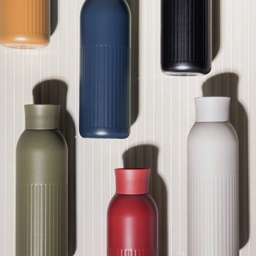 Sagaform Tekla Push stalen fles met druk dop Beige