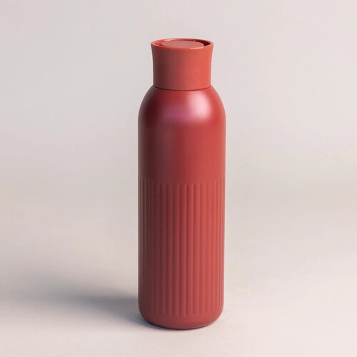 Sagaform Tekla Push stalen fles met druk dop Rood