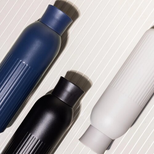 Sagaform Tekla Push stalen fles met druk dop Blauw